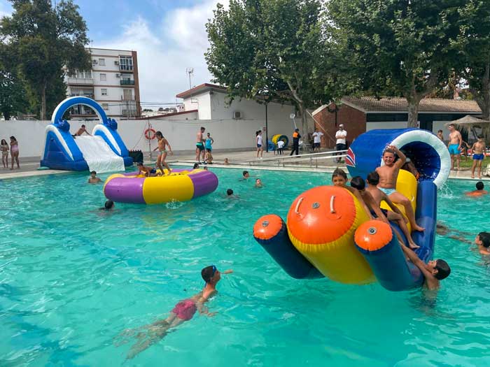 Fiesta con hinchables de piscina en La Rambla