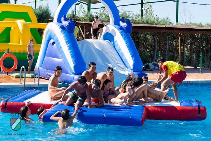 Party pool con hinchables acuáticos 11