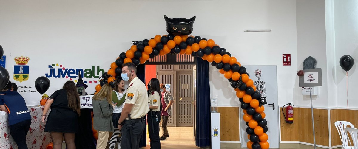 Decoración con globos- arco de Halloween con gatito negro